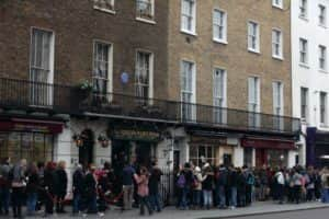 Tourists queue outside the former home of the fictional Character Sherlock Holmes in London, England. (Photo by Dan Kitwood/Getty Images)