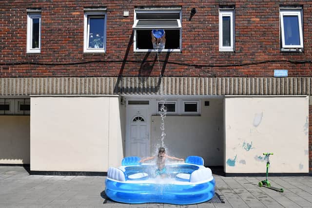 Staying cool during a heatwave in Hackney, London. (Photo:  JUSTIN TALLIS/AFP via Getty Images)
