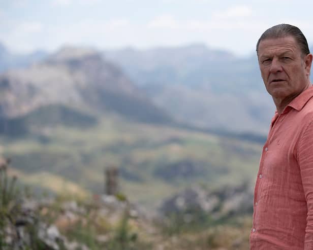 Sean Bean as Ronnie Phelan.