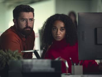 Sienna Kelly (R) in Black Mirror 'Bete Noire'