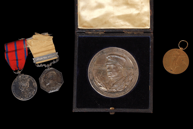 Arthur Pilbeam's Polar Medal 1904, alongside his Metropolitan Police Coronation Medal. The lot is up for auction in Southsea, Portsmouth.