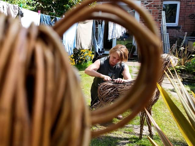 Helena Mellenchip, willow sculptor
