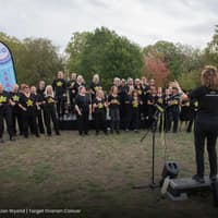 Rock Choir from Buckinghamshire support runners at Ovar-Dressed London fundraiser