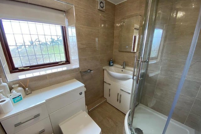 This en suite has a curved shower cubicle.
