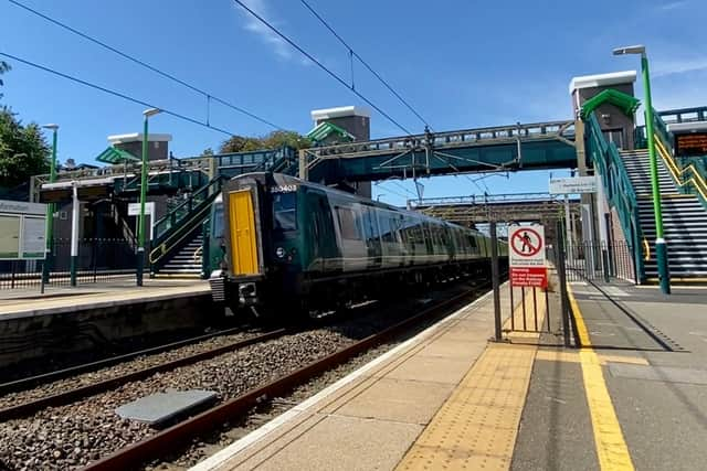 London Northwestern Railway service passing through Tring station (C) Network Rail