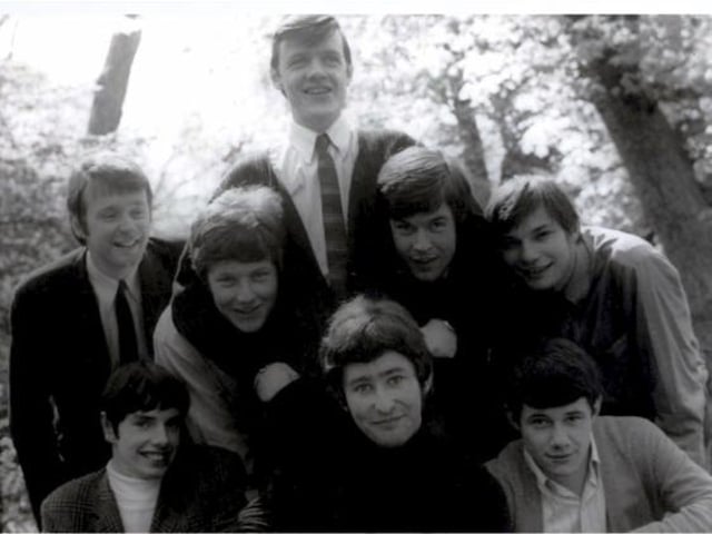 GEARBOX John Parslow (top), LtoR Alan White, Nigel Mendy, Dick Willmot,
Steve Pitcher, Bottom Row L to R David Stopps, Dave Powell (centre) and Terry
Croker.