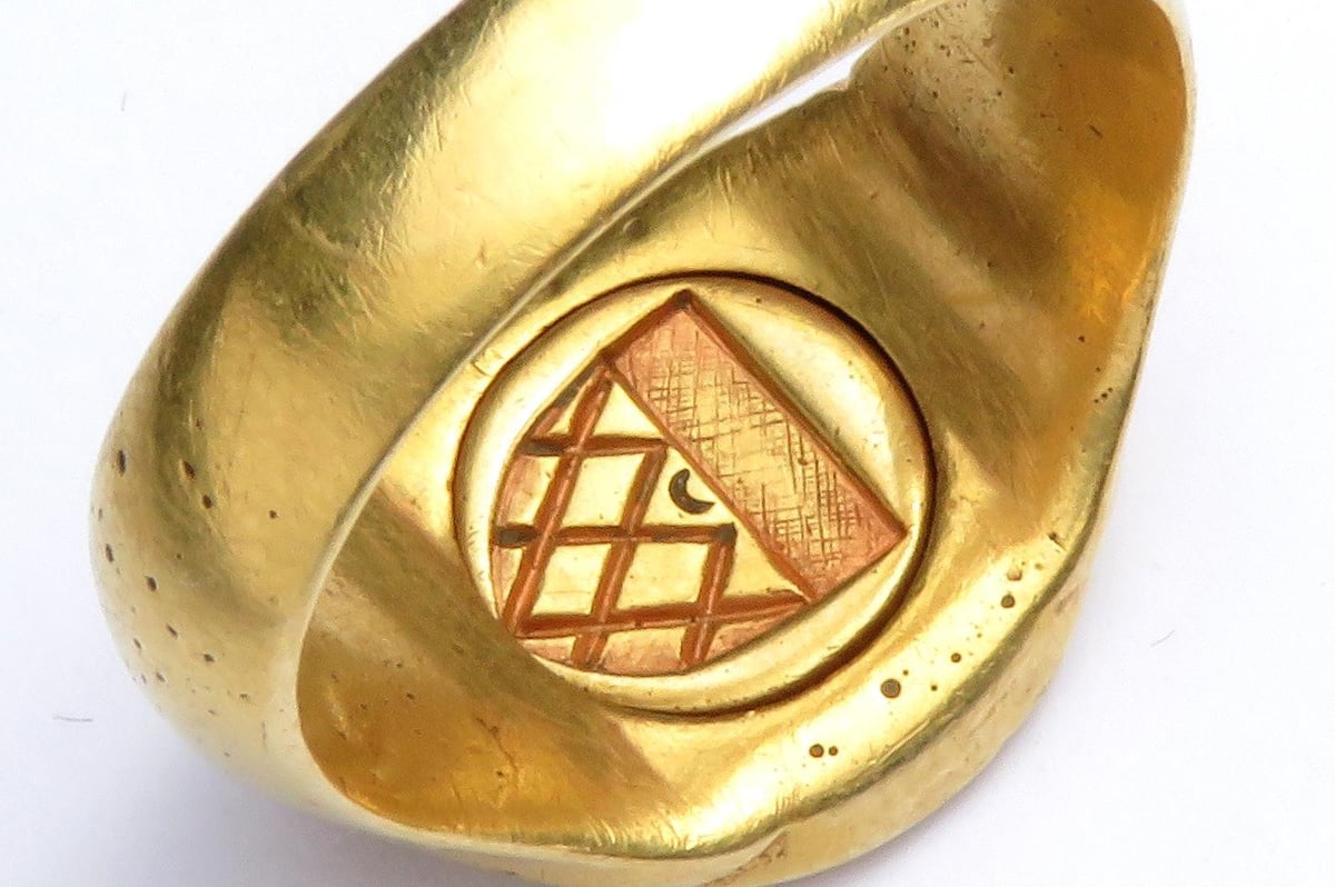 Historic gold unicorn ring buried for 400 years is found in Aylesbury Vale 