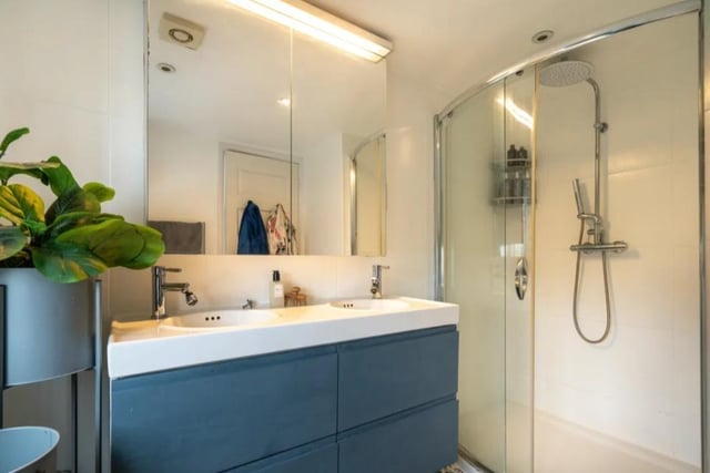 The en-suite with walk-in shower
