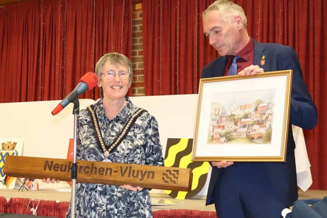 The Mayors of Buckingham and Neukirchen-Vluyn with their gifts
