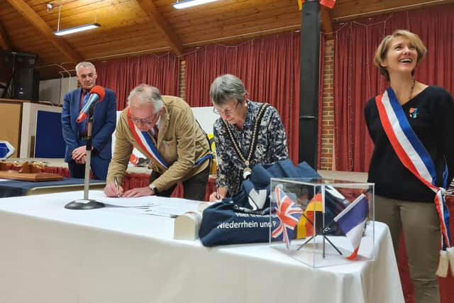 The mayors of Buckingham and Mouvaux re-sign the twinning agreement