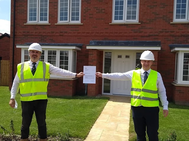 Regional winning site manager Sergiu Cantoriu, and Persimmon Homes North London MD Karl Endersbuy at Sycamore Rise in Thame