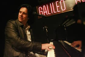 Madrid, SPAIN:  Marillion singer Steve Hogarth plays his piano during a rehearsal after an AFP interview in Madrid 18 March,2006.   ( JAVIER SORIANO/AFP via Getty Images)
