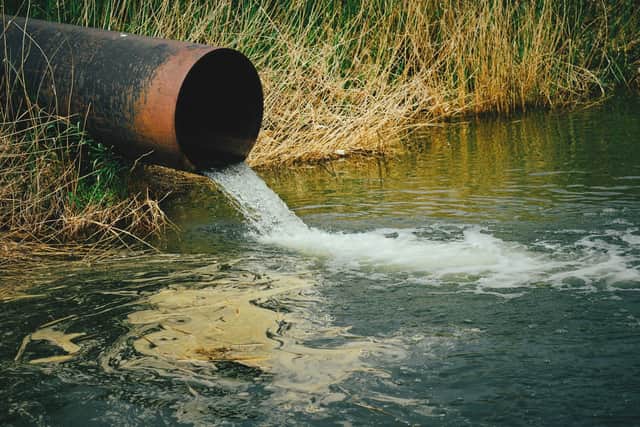 Sewage drains from a pipe into a river (Photo: stock.adobe.com)