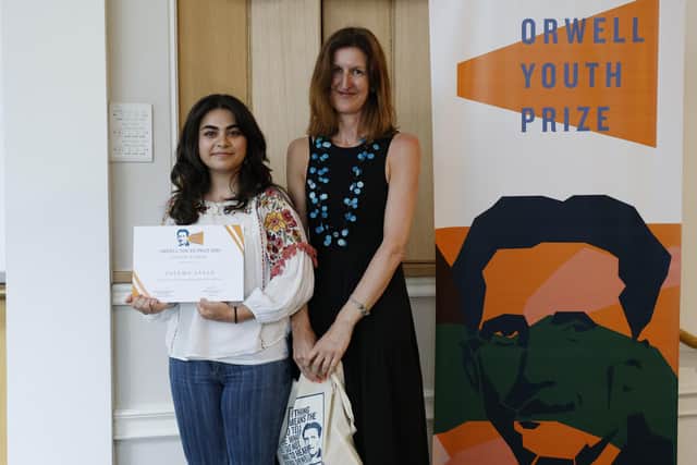 Zaeema Assad receiving her certificate, photo from Facundo Arrizabalaga