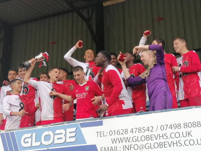 Aylesbury United Under 15s Juniors celebrate winning the league cup