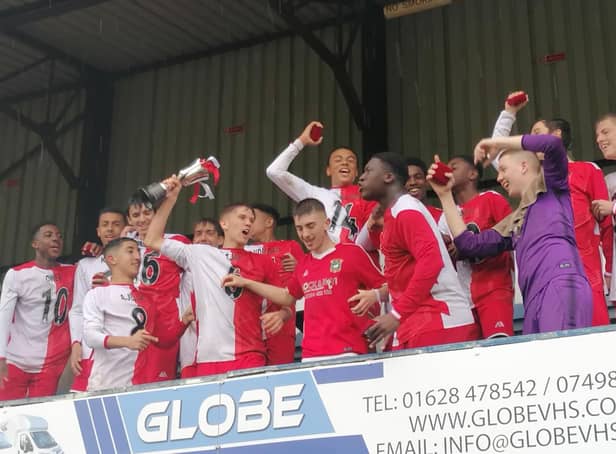 Aylesbury United Under 15s Juniors celebrate winning the league cup