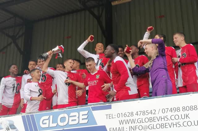 Aylesbury United Under 15s Juniors celebrate winning the league cup