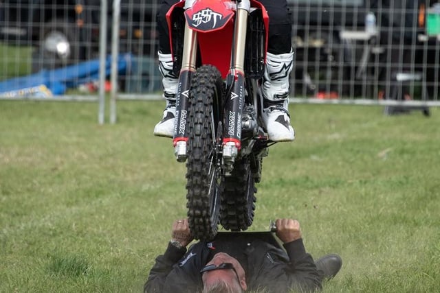 Aaron Stannage riding over his dad Mark Stannage, ©Amanda Hawes