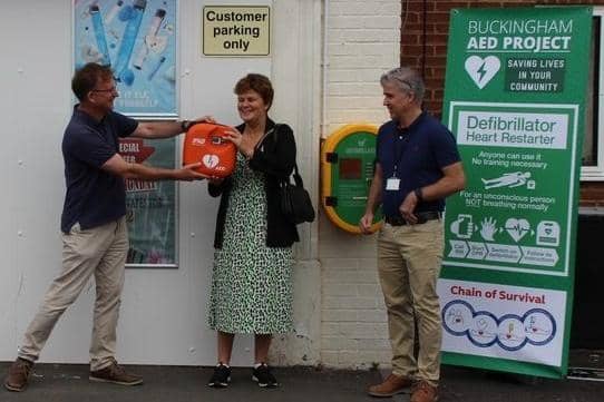Rob Cummins Buckingham Table hands over the new defib to Lee King from Buckingham AED Project.
