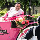 To mark the fact its offering loads more data for no more money,giffgaff delighted passersby in Sheffield with a range of generous acts, from lifts in a horse drawn carriage to thoughtful gifts handed out by none other than TV star David Potts
