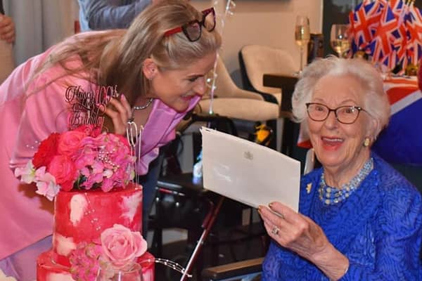 Audrey receives her card from the newly crowned King and Queen