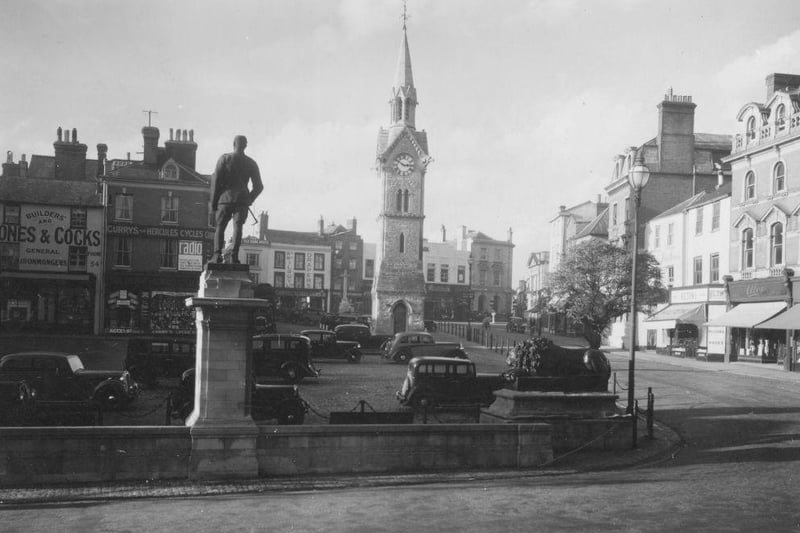 How the Market Square in Aylesbury looked in 1930.