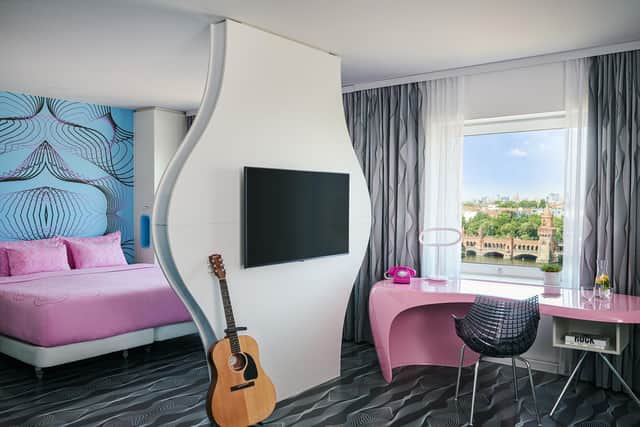 In the music-themed nhow Berlin junior suite, könig-size bed comfort awaits (photo: Wolfgang Zlodej)