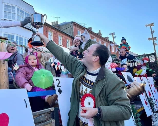 Greg Smith MP hands 1st prize to Field House Day Nursery