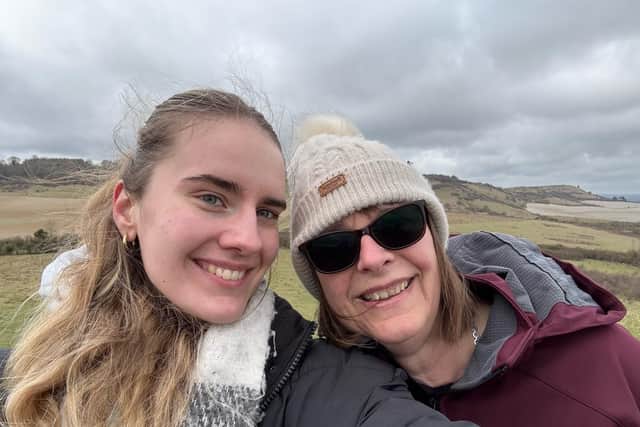 Fundraiser Christine (r.) with her daughter preparing for walking the Ridgeway