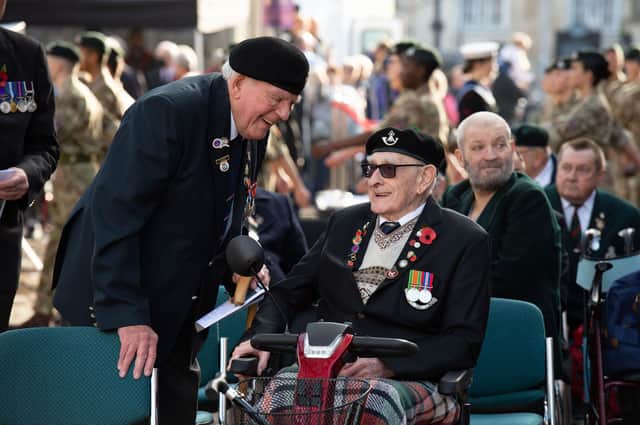 Veterans reminiscing, photo by Derek Pelling