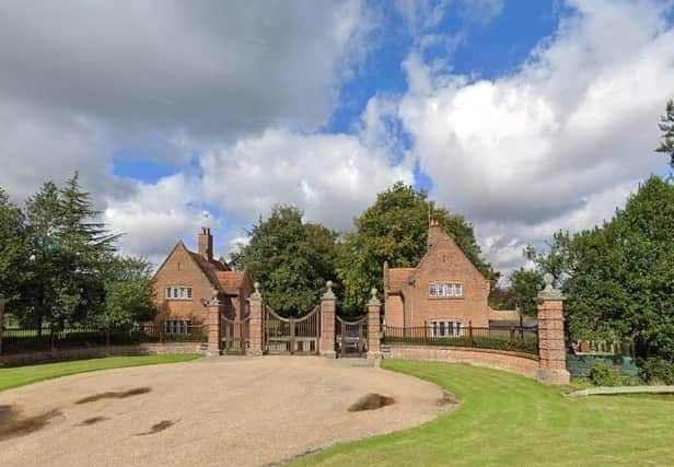 The route includes views of the countryside mansion