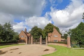 The route includes views of the countryside mansion