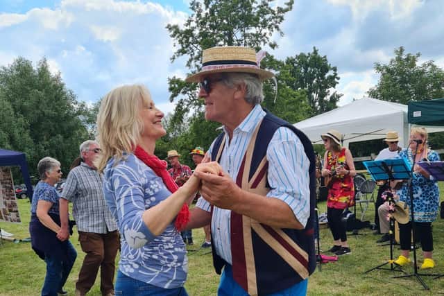 Dancing to the Ukulele band