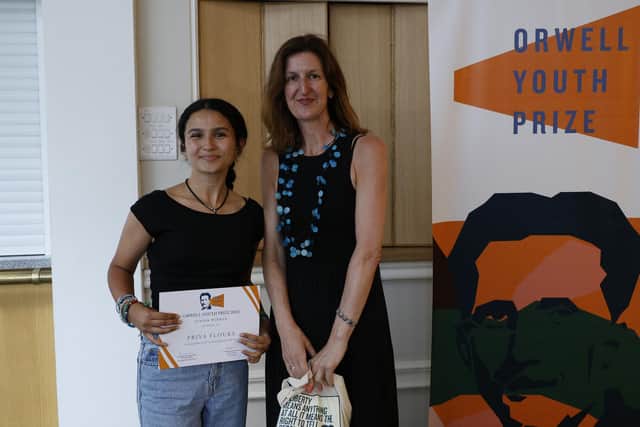 Priya Floura receiving her certificate, photo from Facundo Arrizabalaga