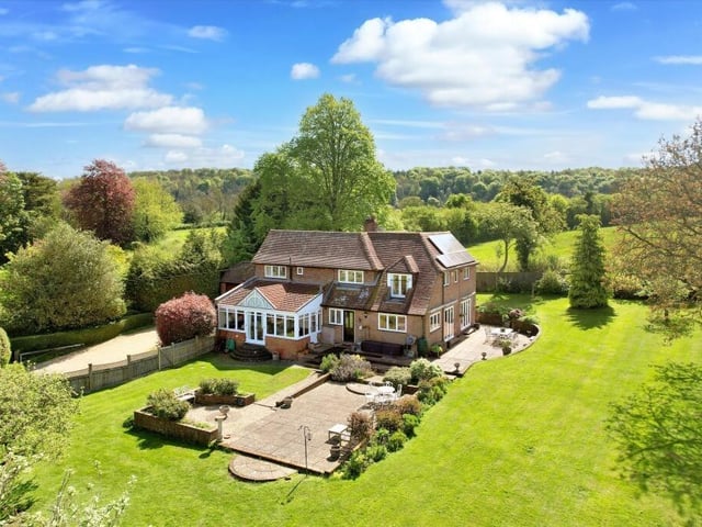 Rooms with a view - Walnut Lodge is a super family home, situated in a delightful, rural valley just one mile from Tring.