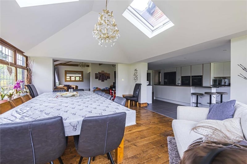 With the large dining room and its open plan layout, you can easily entertain and cook at the same time.