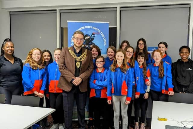 Town mayor Tim Dixon with the Girl Guides and members of the Code Ninjas Aylesbury team