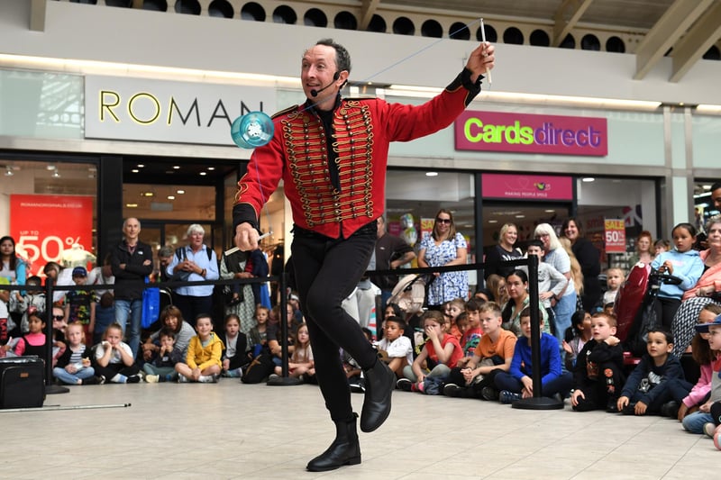 Ringmaster Paddy, showing off his diablo skills, photo by Jane Russell