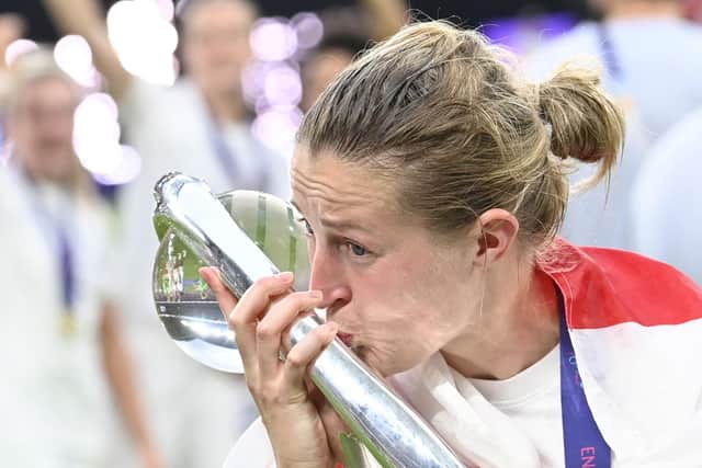 Ellen kisses the trophy (Photo by JUSTIN TALLIS/AFP via Getty Images)