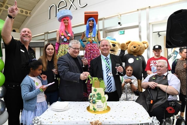 Bucks Council Cabinet members John Chilver and Mark Winn marked the shopping centre’s landmark birthday by cutting a special celebration
cake.