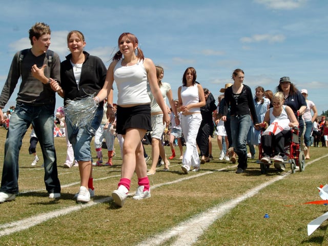 Matthew Holland School pupils took part in the 2006 Sports Relief Mile event, which saw sledge hockey para-olympian Gary Farmer, of Mansfield, start the event.