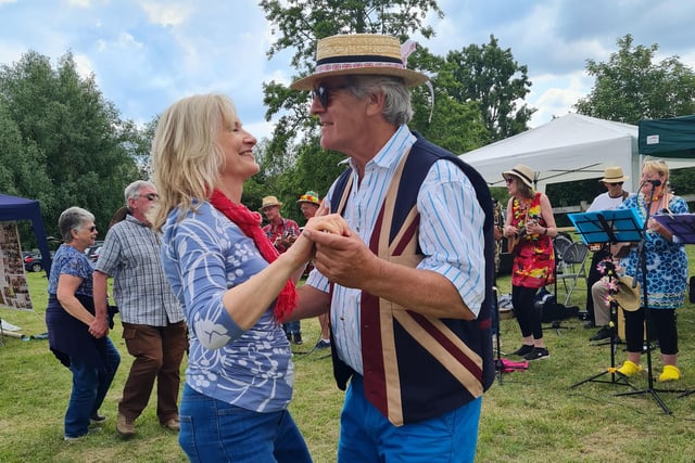 Dancing to the Buckingham Ukulele Group