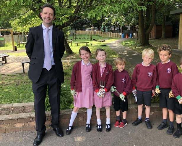 Cllr Gareth Williams with school administrator Carly Busby and pupils at Haddenham Community Infant School