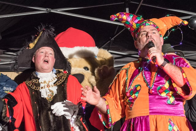 Aylesbury Mayor Councillor Steven Lambert and pantomime favourite Andy Collins sing Sweet Caroline, photo from Phil Richards Photography