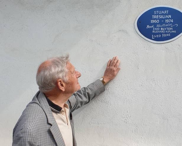 Trevor Goosey admires the 'blue plaque' mounted in honour of artist Stuart Tresilian