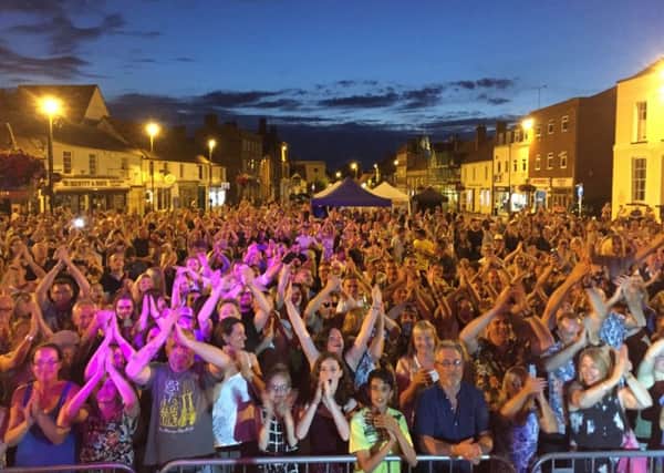 Crowds at Thame Town Music Festival 2017