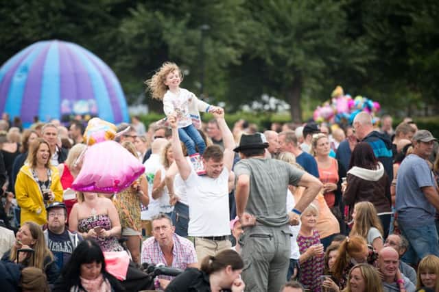Aylesburys ParkLife event - Live in the Park PNL-160828-205859009